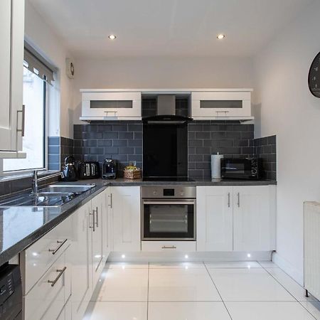 Refurbished Home, 8 Mins To Cc Belfast Buitenkant foto